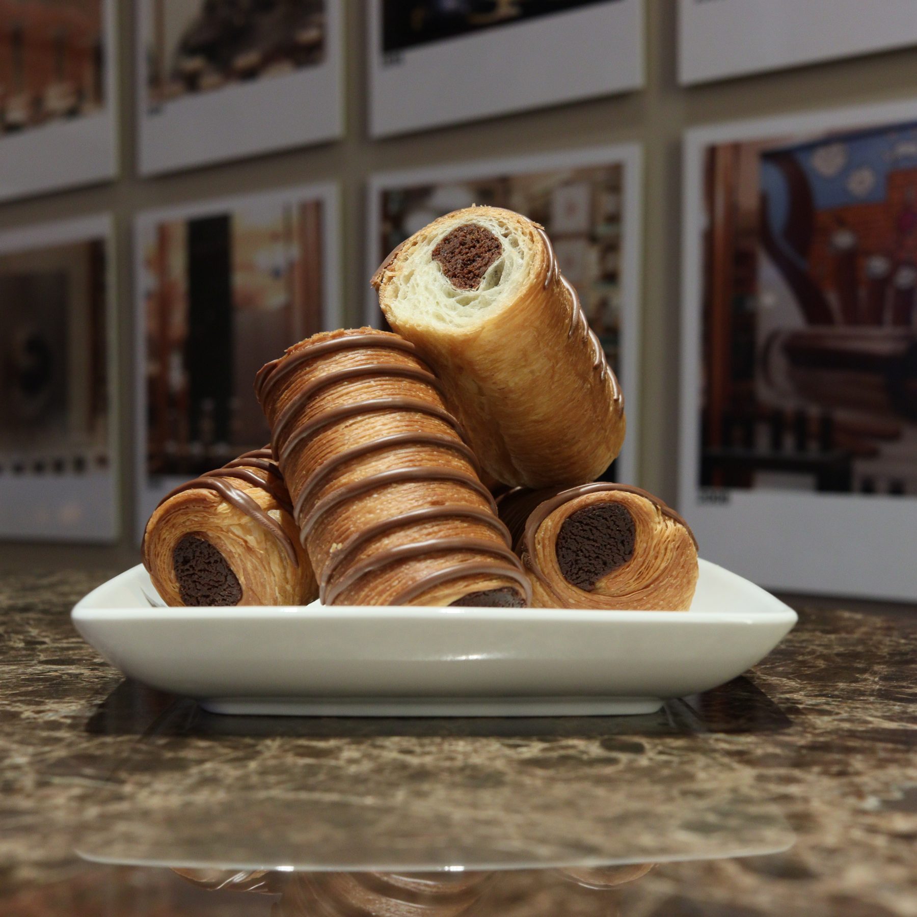 Selezione di dolci artigianali con cioccolato e fichi