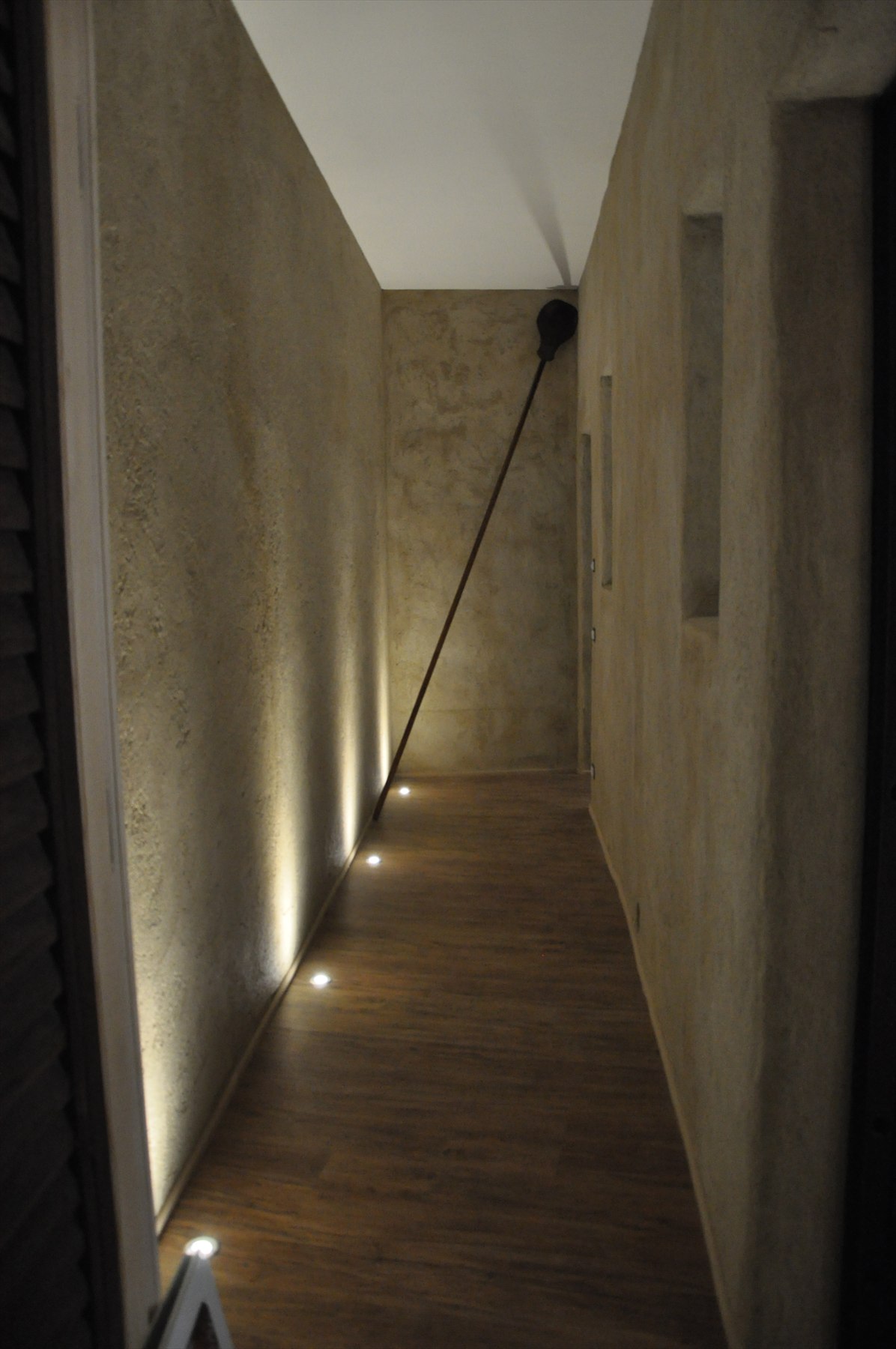 Corridoio interno con illuminazione a pavimento